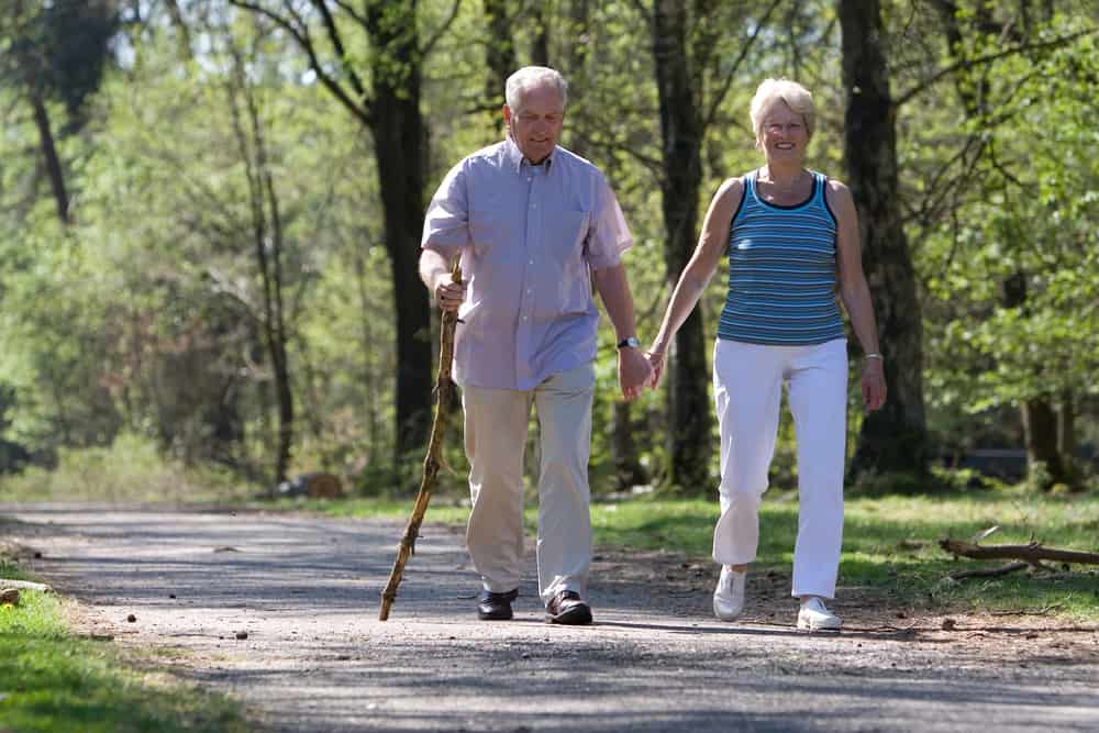 Fit sein bis ins hohe Alter altes Ehepaar im Park